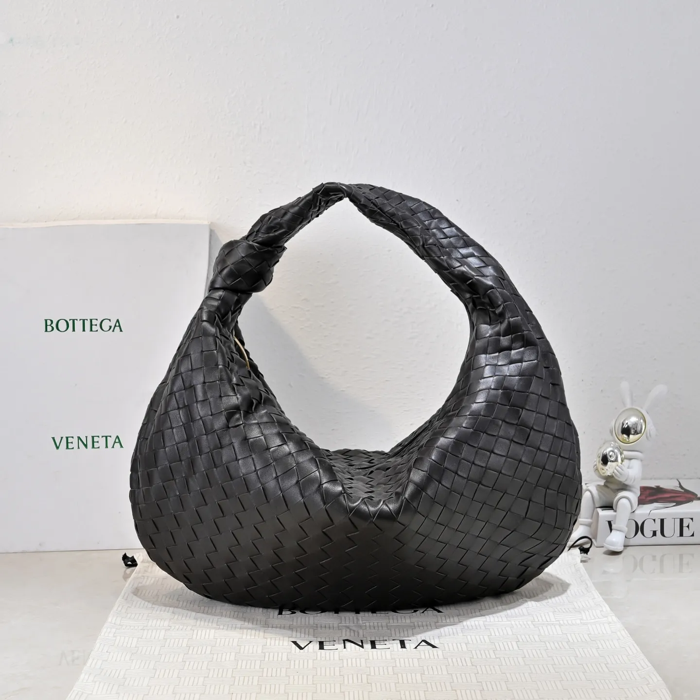 Batch 2360 #JODIE Oversized size comes out~ The shape is still the same fashionable and good-looking. It is made of classic sheepskin weaving. The iconic weaving has always been the most proud design of BV. The soft shape is super suitable for concave shapes~ Not only the size has been changed, but the quality details are also more refined. The shape is more round and Q. The large size has more styles. It is not only practical and can fit everything, but also can carry Jodie’s fashionable concave shape. It is really practical and fashionable. It is awesome in capital letters!  Size: 54*50*20cm Model: 6699